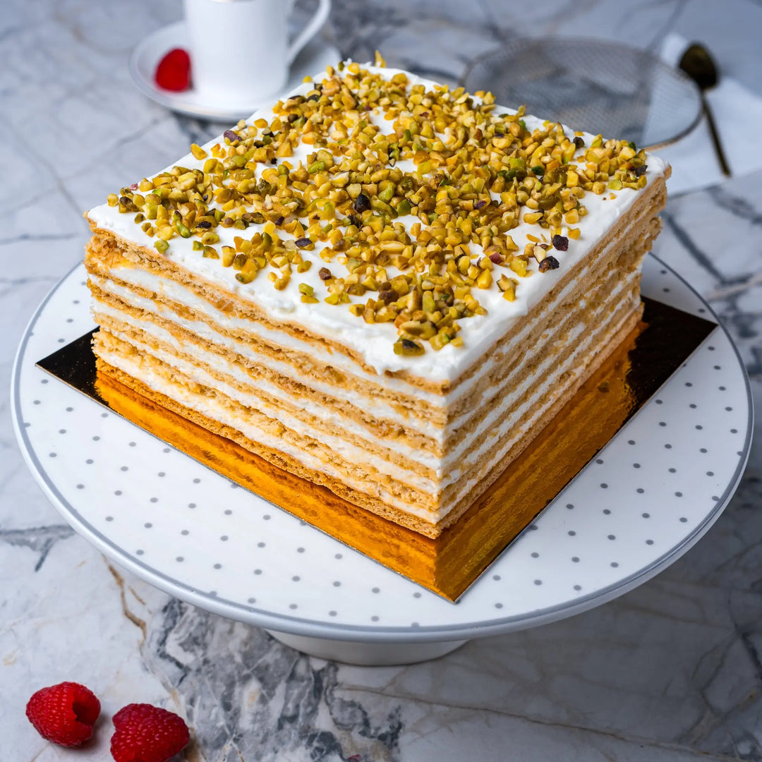 Tort cu iaurt, miere si fistic Bacania Rod